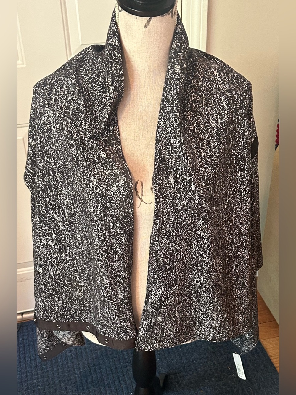 Lululemon Black & White Knit vinyasa wrap